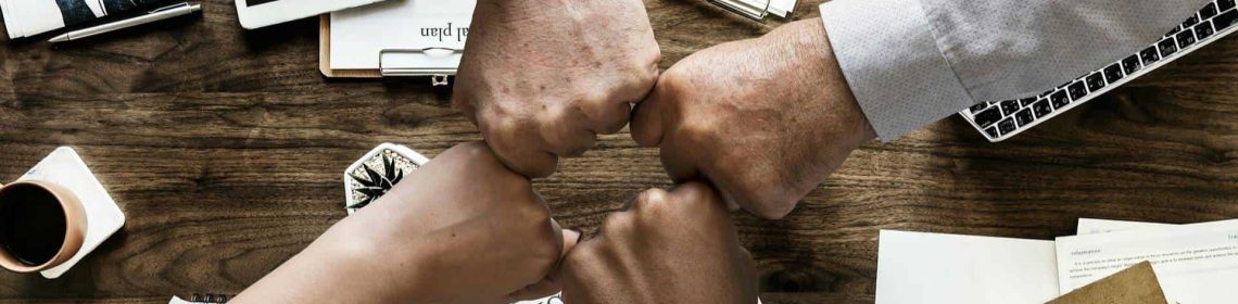 Manos unidas trabajando en equipo